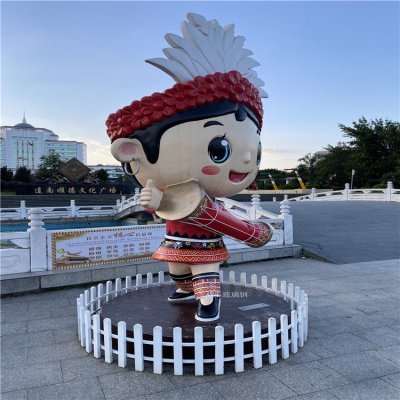 城市文化广场摆放玻璃钢卡通彩绘敲鼓少数民族人物雕塑 