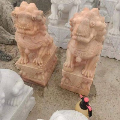 庭院门口镇宅招财晚霞红石雕狮子雕塑 狮子雕塑价格风水石和山水