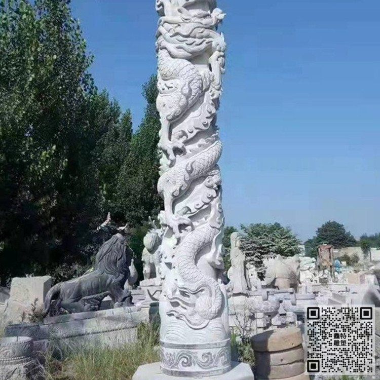 仿古石雕龙柱雕塑，为广场增添古典魅力
