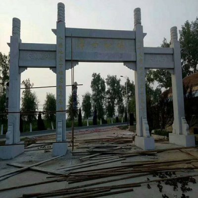 美丽新乡村建设摆放青石柱三门牌坊 