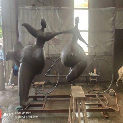 园林户外玻璃钢仿铜抽象骑自行车的胖人物雕塑 骑自行车雕塑自行车城市作文世界