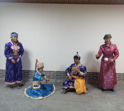 景区玻璃钢彩绘少数民族人物景观雕塑 人物雕塑图片石材图案泥塑