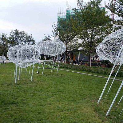 不锈钢金属创意铁艺镂空网格祥云云朵雕塑 云朵雕塑灯光玻璃钢制作园林