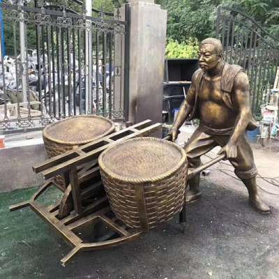 城市街道玻璃钢仿铜推粮食的人物景观 