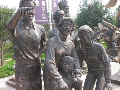园林街道玻璃钢仿铜一家人人物雕塑 一家人雕塑小品绘画篮球插画
