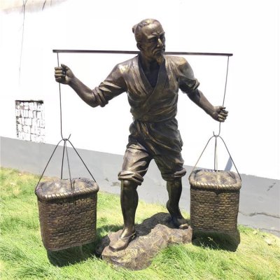 园林草地摆放农耕人物玻璃钢仿铜挑粮民俗人物雕塑 