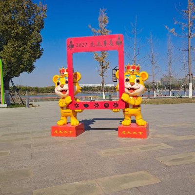 商场摆放玻璃钢卡通老虎相框景观雕塑 老虎雕塑图片新城玻璃之间
