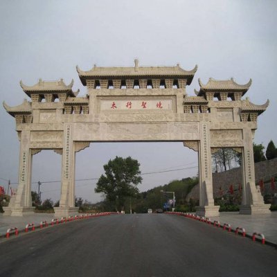 景区街道青石是的大型古建筑牌楼雕塑 