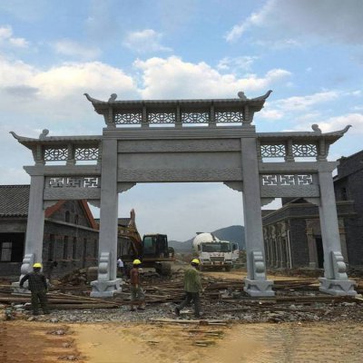 景区商业街安装青石雕刻仿古三门牌坊 