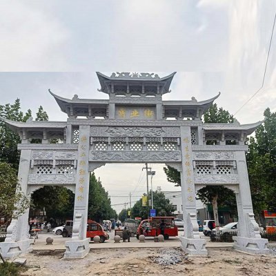 景区街道安装仿古青石雕刻三门牌坊 