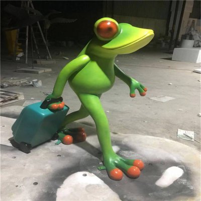 商场创意玻璃钢卡通拿行李箱的青蛙雕塑 青蛙雕塑玉石勺子作品展人形