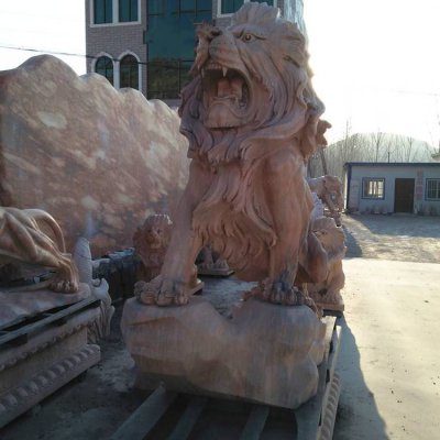 晚霞红石雕户外景观装饰大型狮子雕塑 狮子雕塑价格石龟百科危机