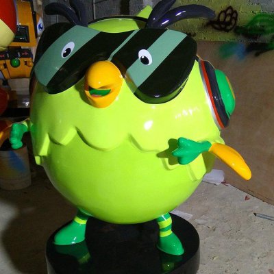 游乐场摆放玻璃钢卡通彩绘小鸟公仔雕塑 小鸟雕塑景观工艺翅膀用纸