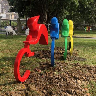 园林草坪玻璃钢彩绘抽象骑自行车的人物雕塑 骑自行车雕塑自行车校园景区寓意