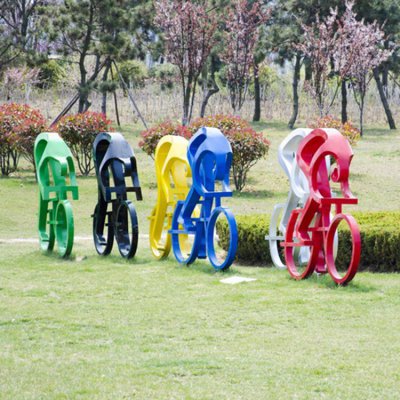 公园户外玻璃钢彩绘抽象骑自行车的人物雕塑 骑自行车雕塑公园作文世界鱼骑