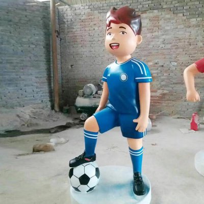 户外玻璃钢踢足球的卡通人物景观 踢足球雕塑男孩大学小孩子名称