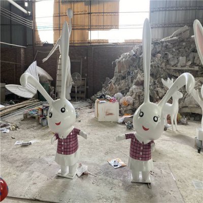 游乐园摆放玻璃钢卡通兔子公仔雕塑 兔子雕塑大全熊和脚部展示区