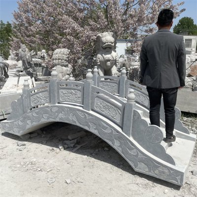 公园中式园林造景摆放青石雕花小拱桥雕塑 