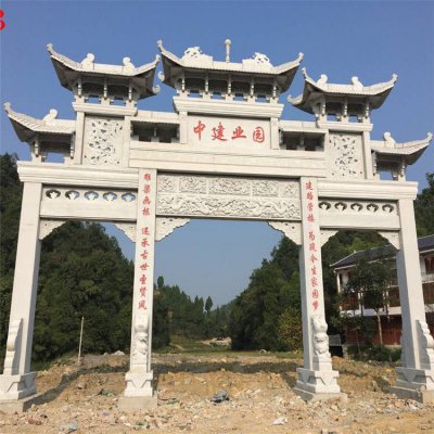 景点摆放青石仿古三门牌坊 