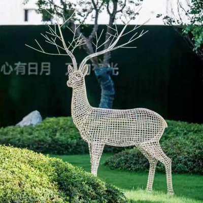 售楼部草地不锈钢网格景观鹿雕塑 
