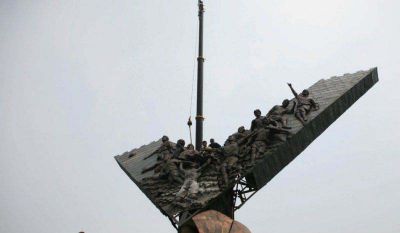 足球雕塑-广场足球队人物景观玻璃钢仿铜雕 足球雕塑铜雕来历瑞钢奖杯