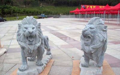 狮子雕塑-户外景区大型行走的砂石石雕狮子雕塑 狮子雕塑石雕一头世纪石在