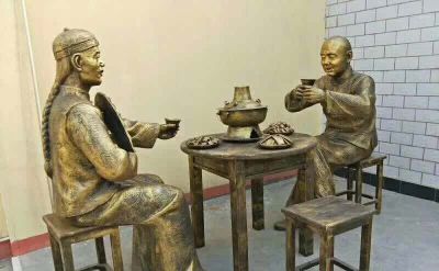 玻璃钢仿铜园林景观吃火锅喝酒的人物雕塑