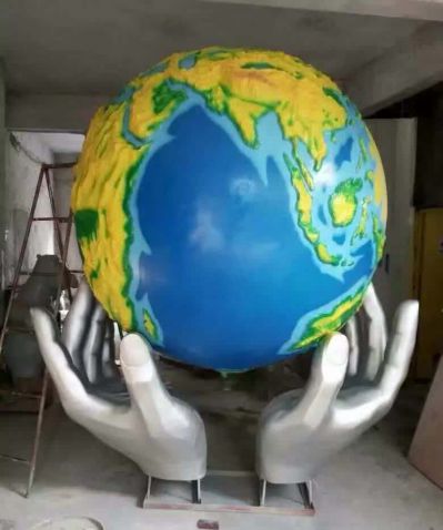 庭院户外创意手托地球仪玻璃钢雕塑 地球仪雕塑钢筋镜面品牌崇左