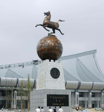 城市广场摆放大型黄铜铸造马踏地球标志性雕塑 地球雕塑不锈钢大型图片学校