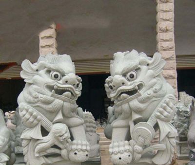 青石石雕别墅景区门口一对狮子雕塑 狮子雕塑石雕琥珀马桩米高的