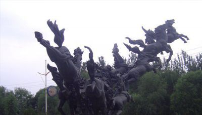 公园里摆放的一群狂奔的玻璃钢创意马群雕塑 马群雕塑图片群岛水景贴金