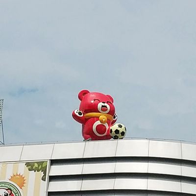 城市园林玻璃钢卡通踢足球的小熊雕塑 踢足球雕塑足球几何广场价格