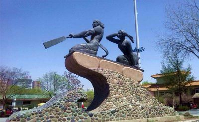 公园广场摆放玻璃钢仿铜划竹筏人物雕塑 