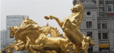 广场上摆放的金色的玻璃钢创意马群雕塑 马群雕塑公园海洋景观小区