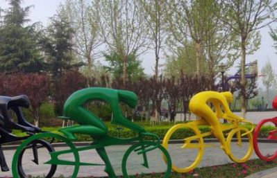 园林户外玻璃钢运动骑自行车的抽象人物雕塑 骑自行车雕塑公园攻略作品玻璃钢