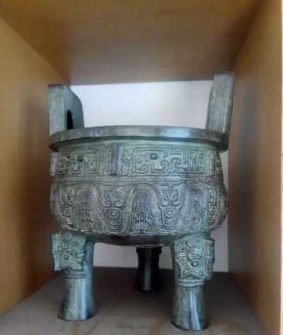 仿古青铜器浮雕双耳圆形文化景观圆鼎雕塑 圆鼎雕塑青铜铜雕简介图片