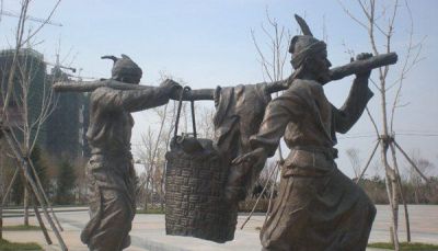 广场仿古挑扁担人物青石雕塑 