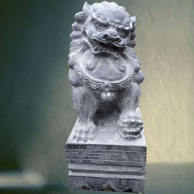 庭院门口摆放青石雕刻招财狮子雕塑 狮子雕塑石雕紫砂住宅画面