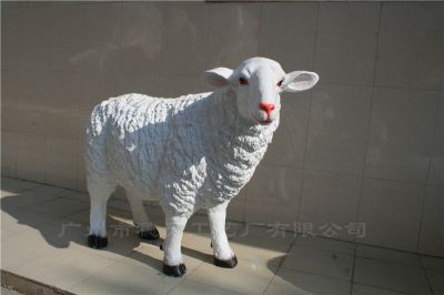 草地公园摆放的直视玻璃钢仿真绵羊雕塑 绵羊雕塑玻璃钢外国艺术家动漫