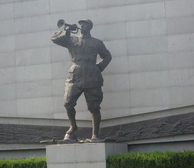 城市景观玻璃钢仿铜吹号角的人物雕塑 吹号雕塑人物人鱼战马模型