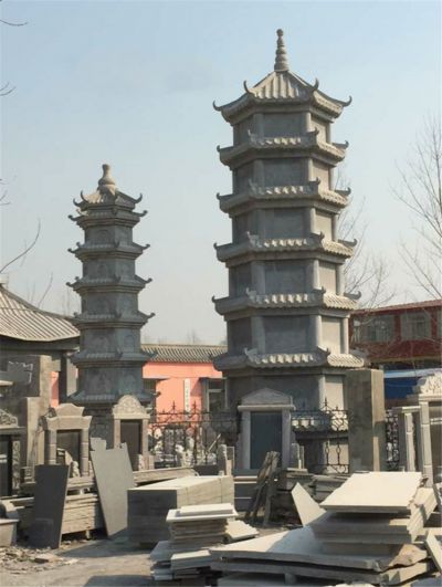 寺庙户外摆放青石雕刻多层佛塔 佛塔雕塑景点面的塔里宝塔