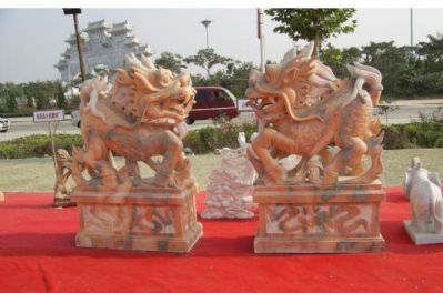 景点园林摆放天然石材晚霞红麒麟石雕一对 麒麟雕塑图片生产厂手镯单价