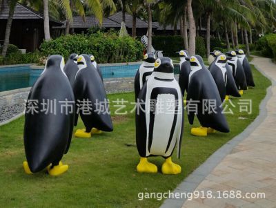 玻璃钢草坪上排队休息的可爱企鹅雕塑 企鹅雕塑卡通地方铸铜斯加的