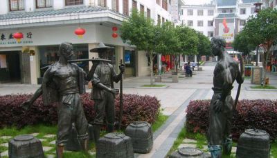 小区公园挑扁担人物休息玻璃钢仿铜雕塑 