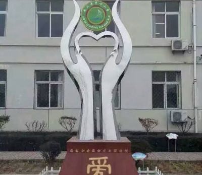小区抽象手捧爱心雕塑 爱心雕塑不锈钢鹅卵石槽集乡新闻
