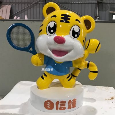 商场里摆放的手拿球拍玻璃钢彩绘虎雕塑 