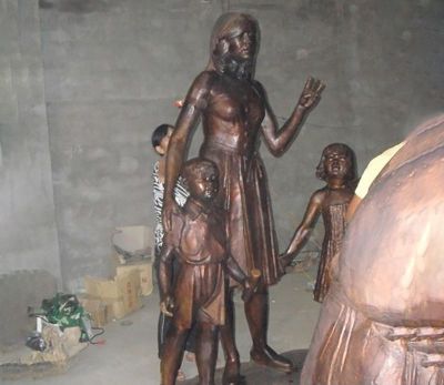 母亲与孩子合影公园人物铜雕亲情雕塑 孩子雕塑女孩子兔子卡通动物