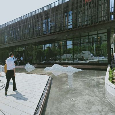 房产售楼部水池摆放不锈钢切片山峦景观雕塑 景观雕塑电话种类汉白玉山石