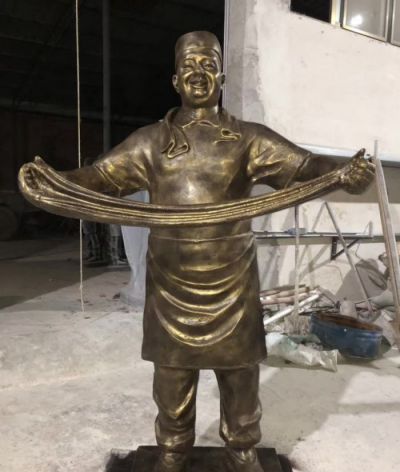 玻璃钢仿铜步行街创意景观做拉面的人物小品 拉面雕塑女神面的马路边景观