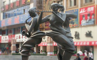 玻璃钢仿铜园林户外抽象演奏乐器的人物雕塑 